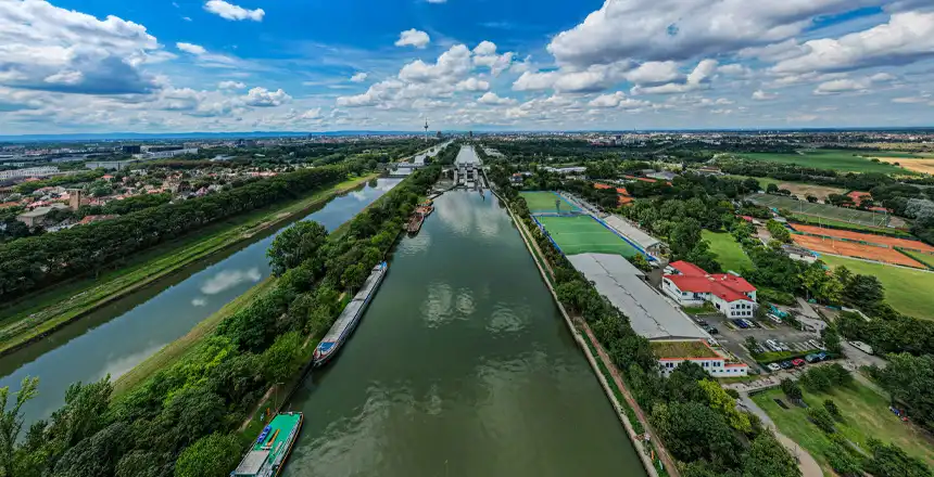 Panoramablick auf die Neckarschleuse Freudenheim bei Mannheim
