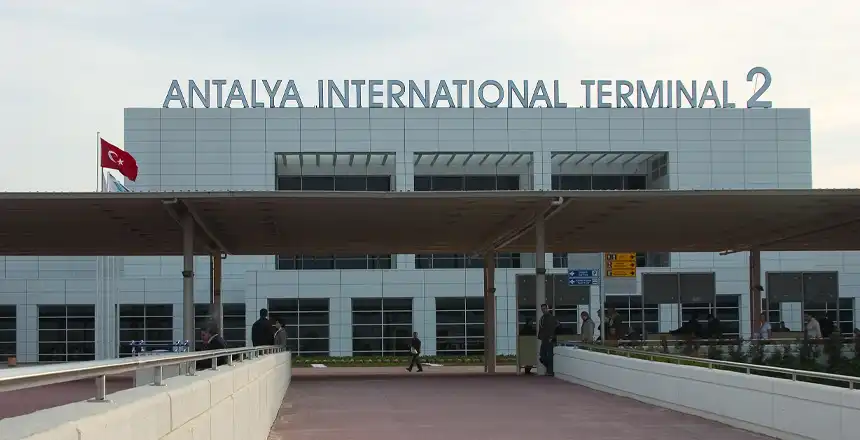 Blick auf Terminal 2 am Flughafen Antalya