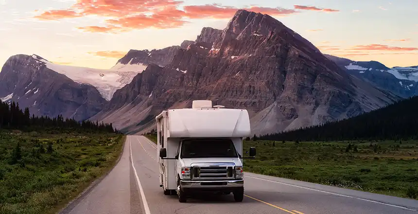 camper in den rocky mountains, kanada