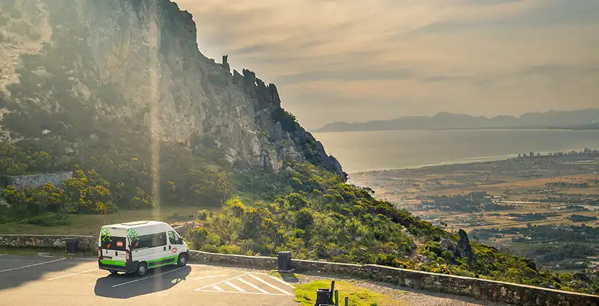Campervan auf Parkplatz Plateau mit Aussicht auf Meer, S&uuml;dafrika