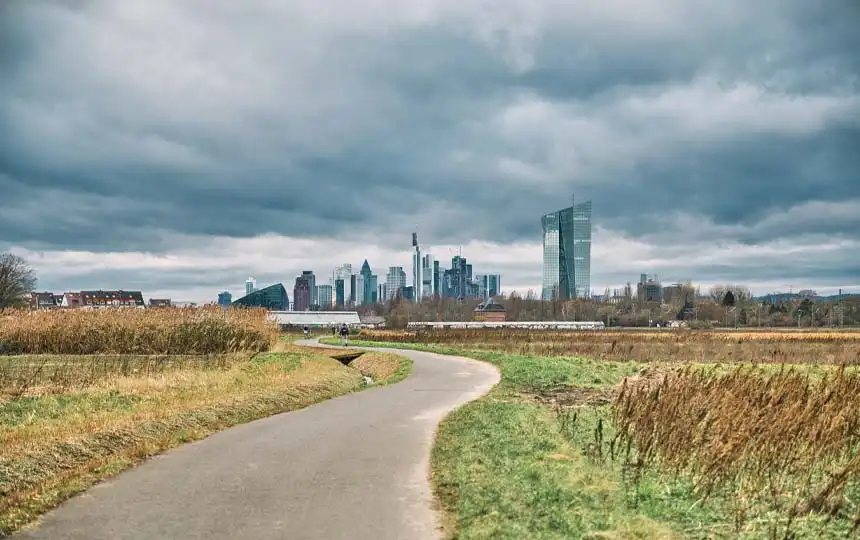 Frankfurter Gr&uuml;ng&uuml;rtel in Oberrad mit Blick auf Skyline von Frankfurt