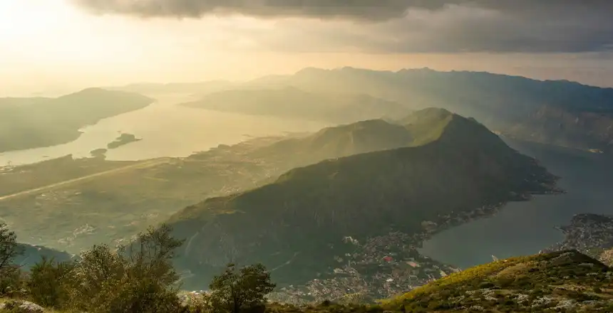 Panoramablick über die Berge und das Meer in Montenegro