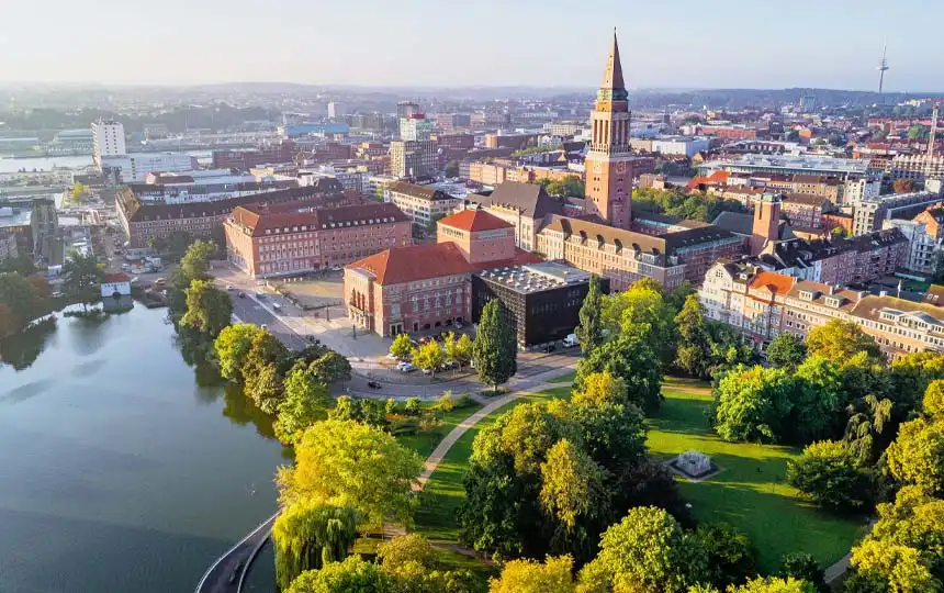 Hiroshimapark in Kiel mit Rathaus und Opernhaus