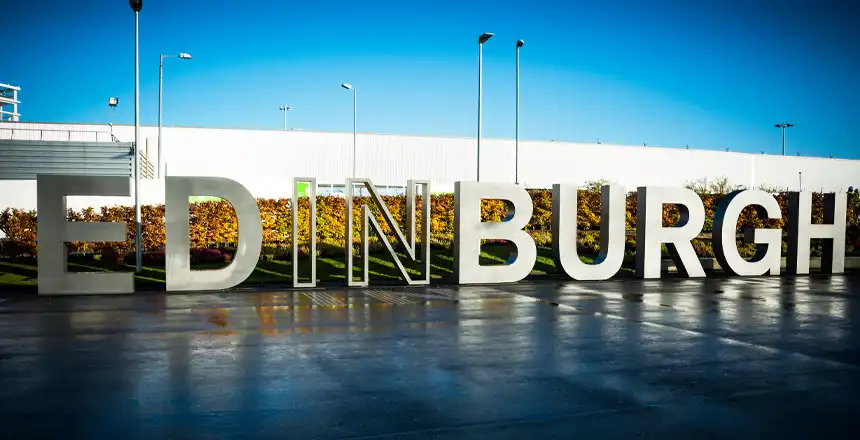 Schriftzug Edinburgh am Flughafen Edinburgh, Schottland