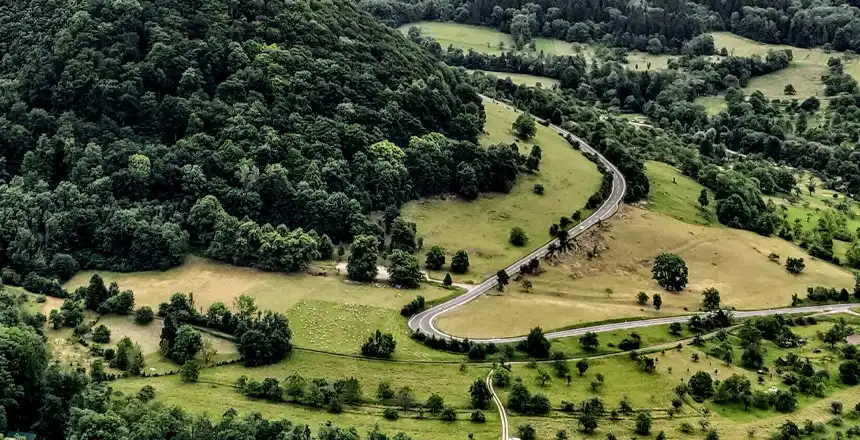 Straße durch die Schwäbische Alb bei Hohenneuffen