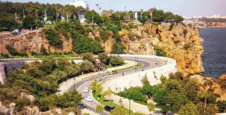Küstenstraße am Konyaalti Beach Park in Antalya, Türkei