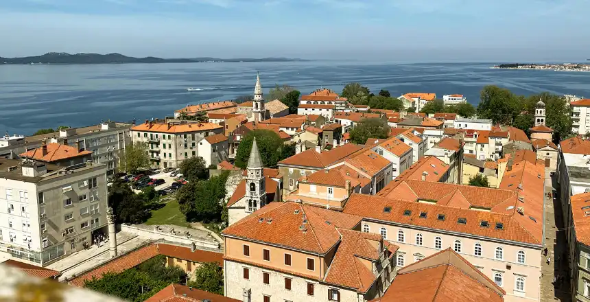Altstadt von Zadar, Kroatien mit Meer im Hintergrund