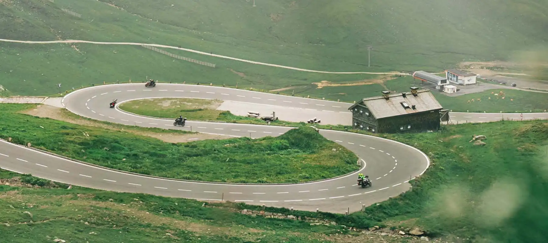 Motorradfahrer in den Serpentinen am Gro&szlig;glockner &Ouml;sterreich
