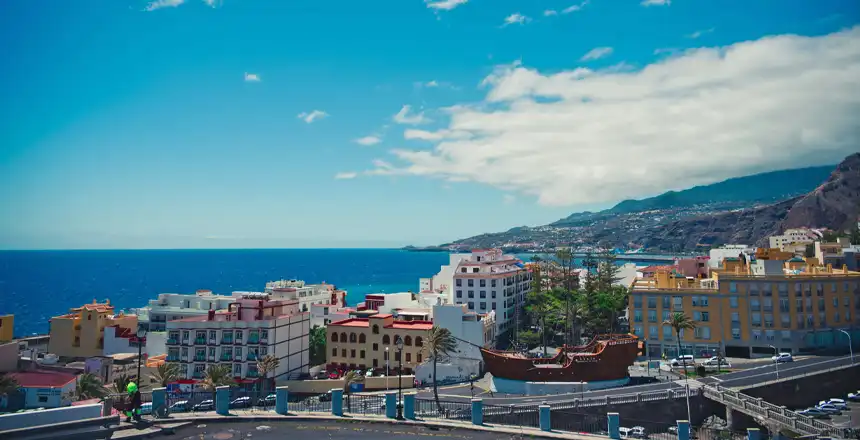 8cedd46bfc47-santa-cruz-de-la-palma-kueste Hauptstadt Santa Cruz de La Palma auf der Kanareninsel La Palma