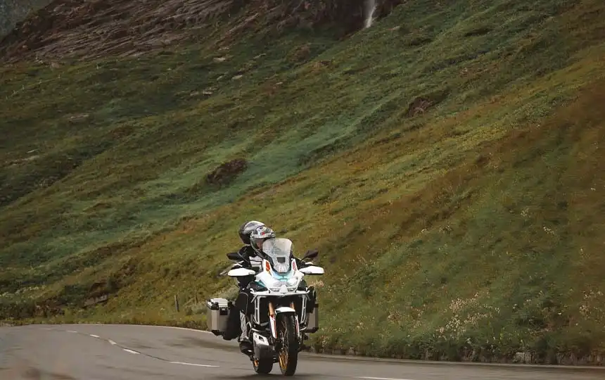 Motorrad auf der Stra&szlig;e am Gro&szlig;glockner &Ouml;sterreich