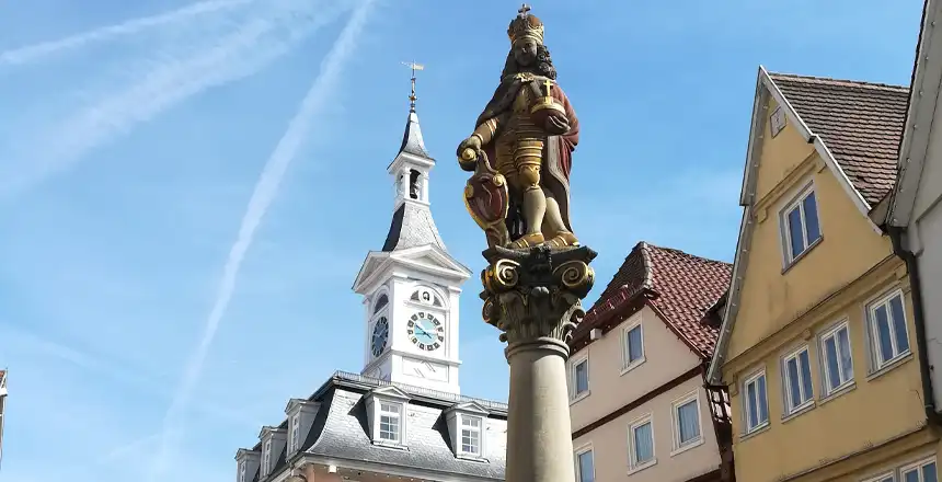 Marktbrunnen in Aalen mit Altem Rathaus im Hintergrund