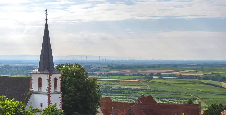 Panoramablick über Mölsheim mit Kirchturm im Vordergrund