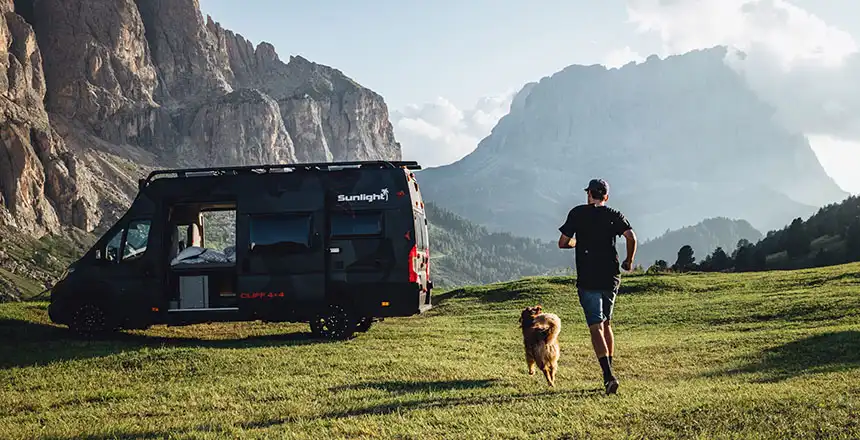 wohnmobil urlaub mit Hund, sunlight cliff 4x4, adventure van vor bergpanorama in suedtirol