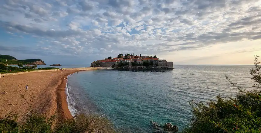 Blick auf die kleine Adria-Insel Sveti Stefan in der Nähe von Budva in Montenegro