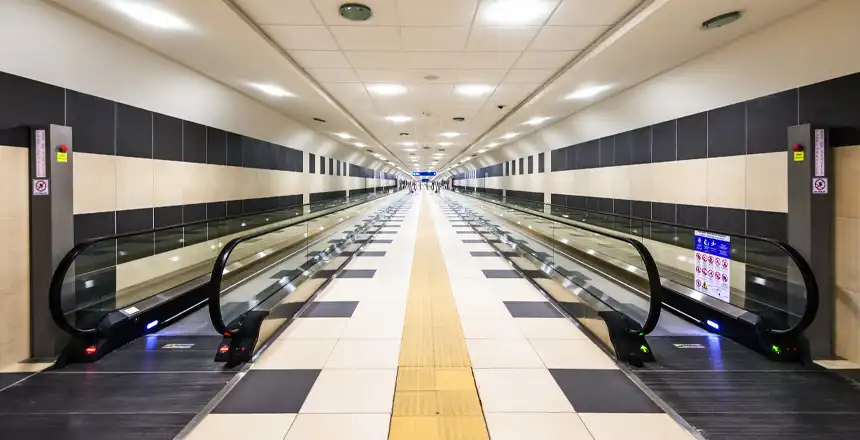 Rollband am Flughafen von Bari