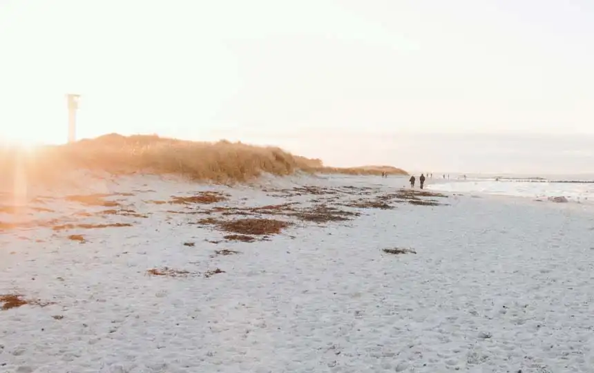 Heidkate-Strand mit Leuchtturm in der Nähe von Kiel
