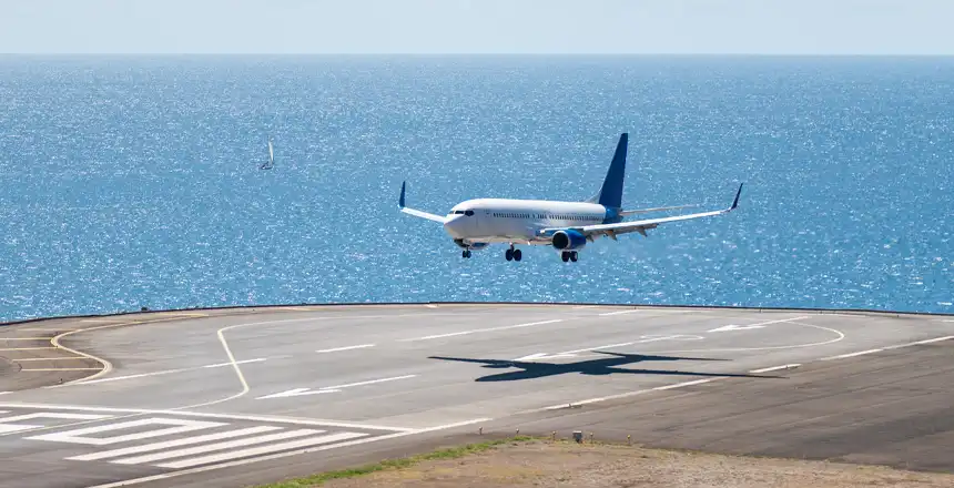 Flugzeug bei der Landung am Funchal Airport auf Madeira