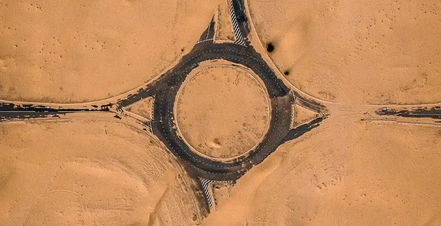 Mit Sand verwehte Stra&szlig;enkreuzung in Dubai von oben