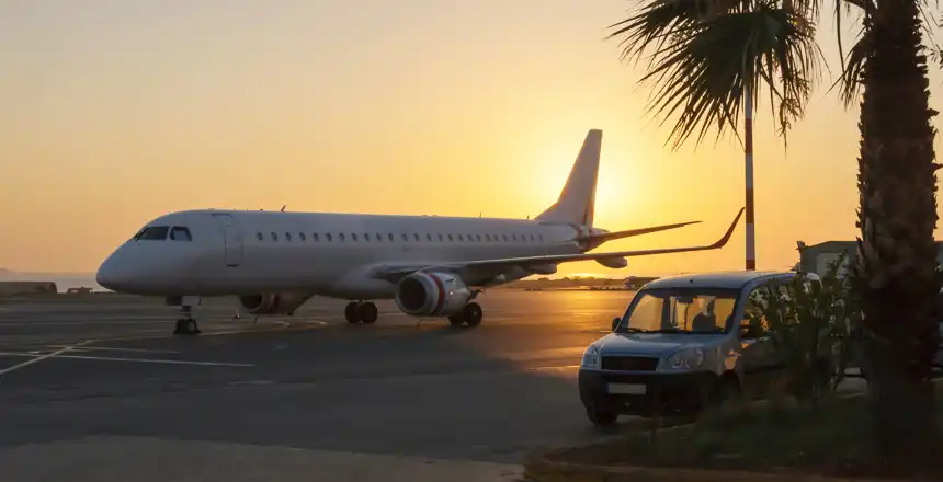 flughafen-heraklion-kreta-auto-sonnenuntergang Flugzeug und Auto am Flughafen Heraklion im Sonnenuntergang