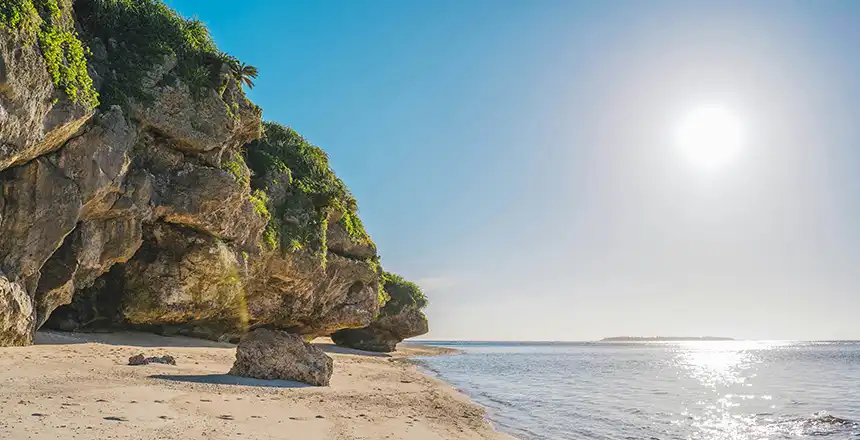 Sandstrand mit Meer auf der japanischen Insel Okinawa