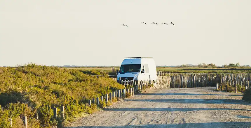 Weißer Campervan in der Camargue in Frankreich