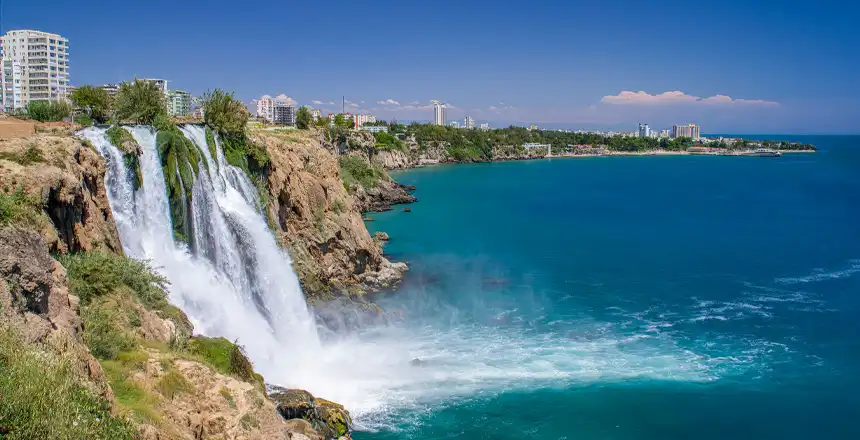 Blick auf die Düden-Wasserfälle in Antalya, Türkei