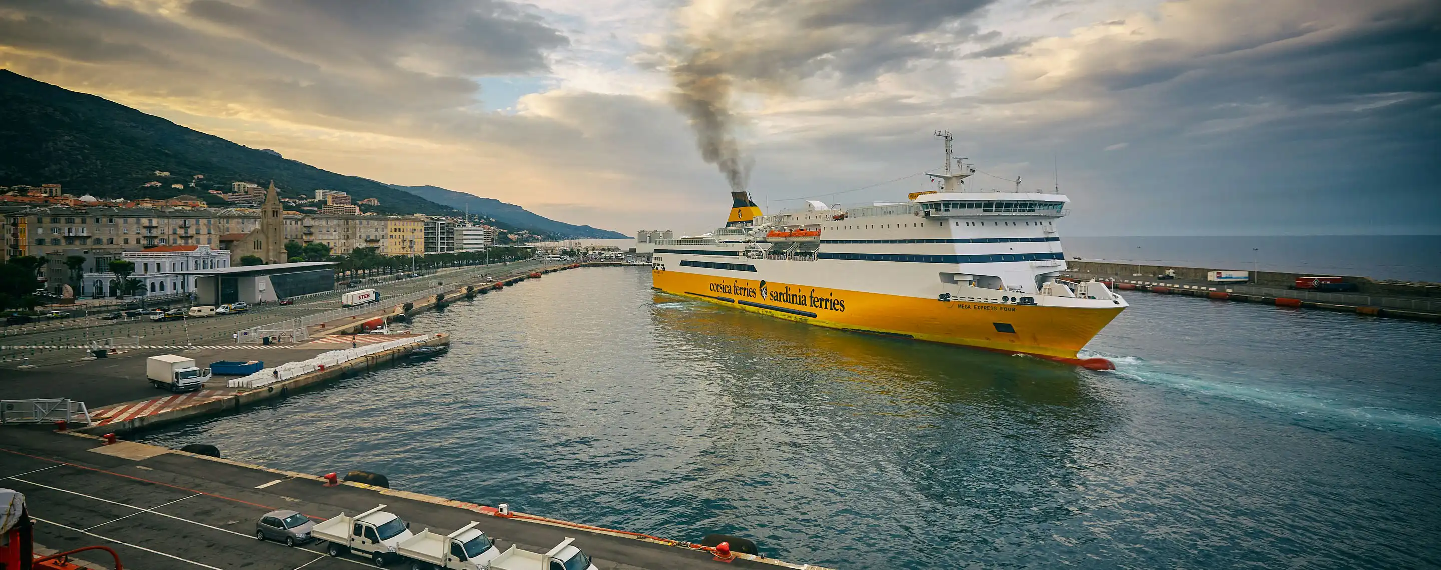 Autof&auml;hre im Hafen von Bastia