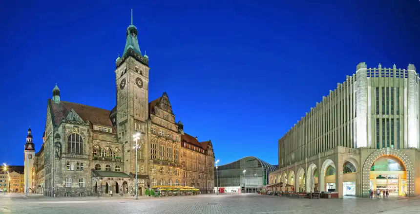 Altstadt von Chemnitz mit Rathaus am Abend