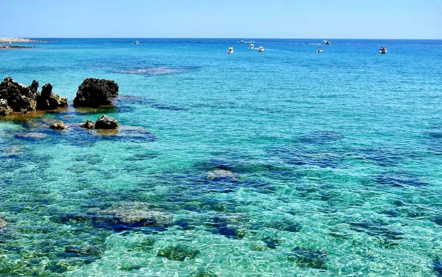 Glasklares Meer in Otranto Italien