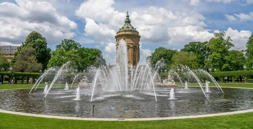 Brunnen und Wasserturm am Friedrichsplatz Mannheim