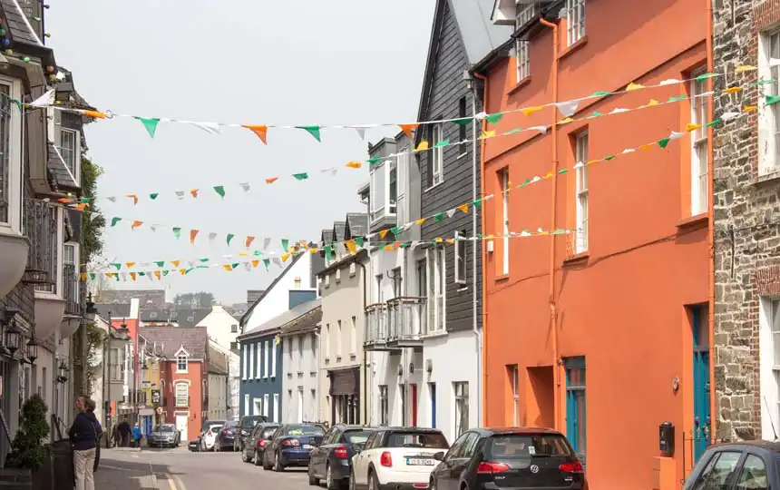 Straße in Kinsale in Irland