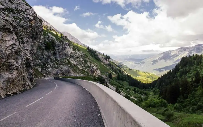 Bergstraße am Pass Col de la Colombiere in den französischen Alpen