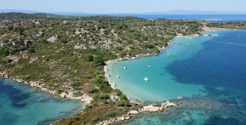 chalkidiki-vourvourou-griechenland Blick auf die Küste bei Vourvourou in der Region Chalkidiki, Griechenland