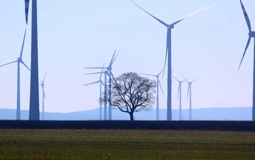 Landschaft mit Windr&auml;dern bei Petronell an der Donau in &Ouml;sterreich