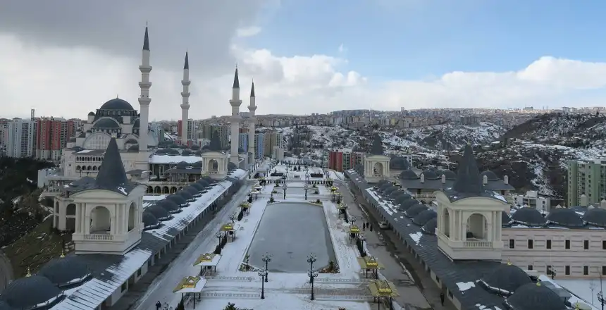 Stadtzentrum von Ankara mit Kocatepe-Moschee, Türkei