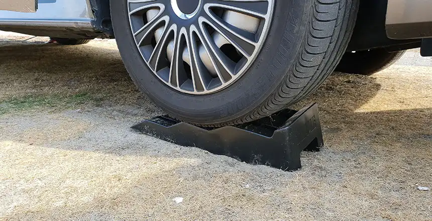 wohnmobil ausgleichen mit stufenkeilen beim camping