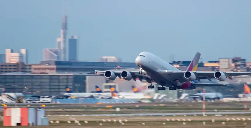 frankfurt-flughafen-startbahn Flugzeug startet am Flughafen Frankfurt