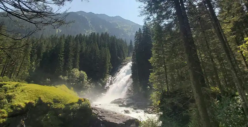 oesterreich-krimmler-wasserfaelle Krimmler Wasserfälle in Österreich zwischen Bäumen im Sonnenschein