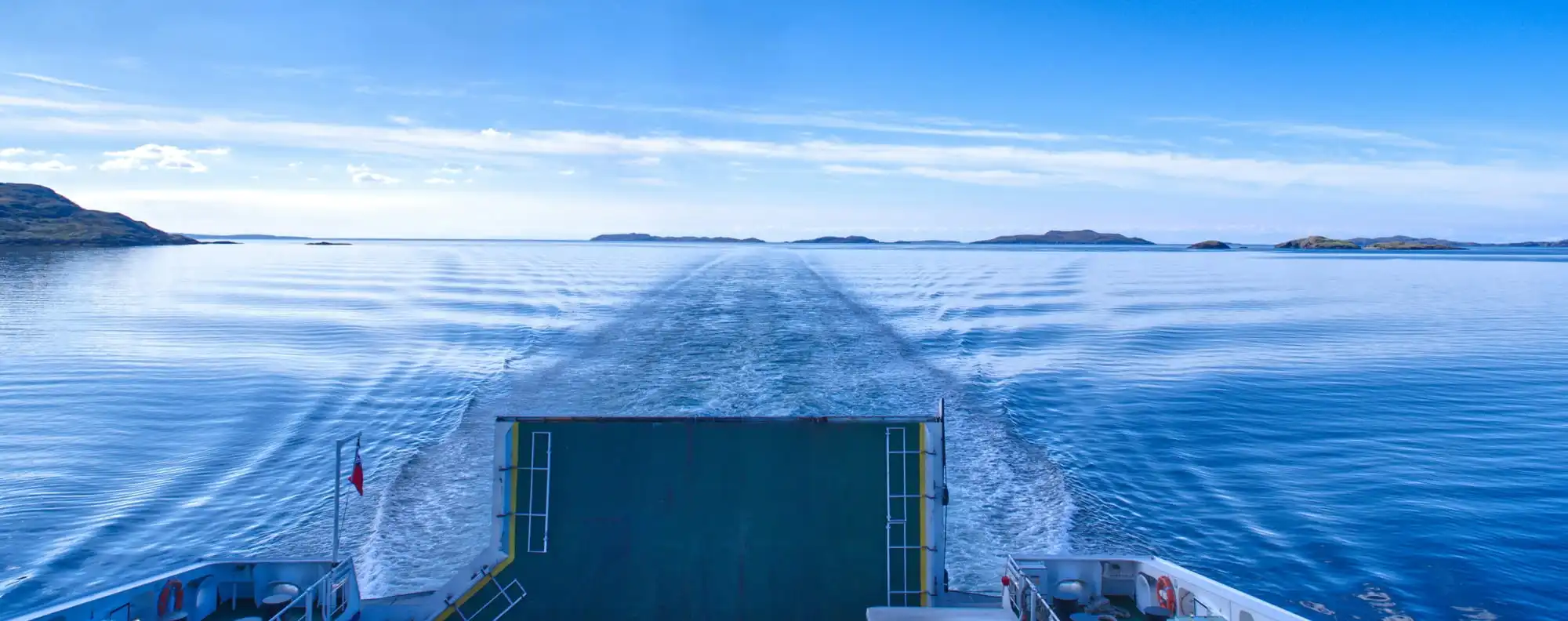 Fähre fährt über Wasser