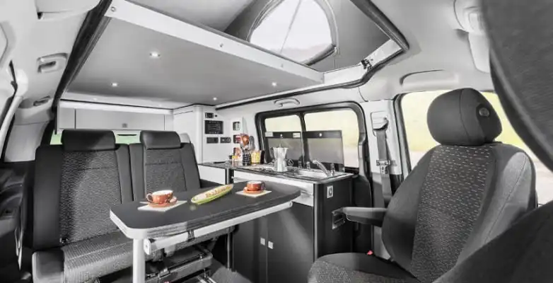 Innenansicht eines Campervans (VanTourer Urban V)