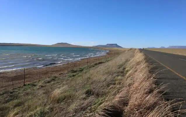 Sterkfontain-Dam-Straße R74 in Südafrika