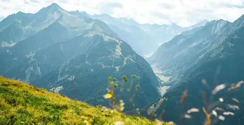 Warmes Alpenpanorama bei Mayrhofen, Österreich