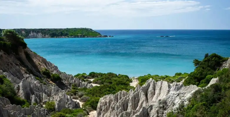 Grüne Vegetation und türkises Meer an der Küste von Zakynthos