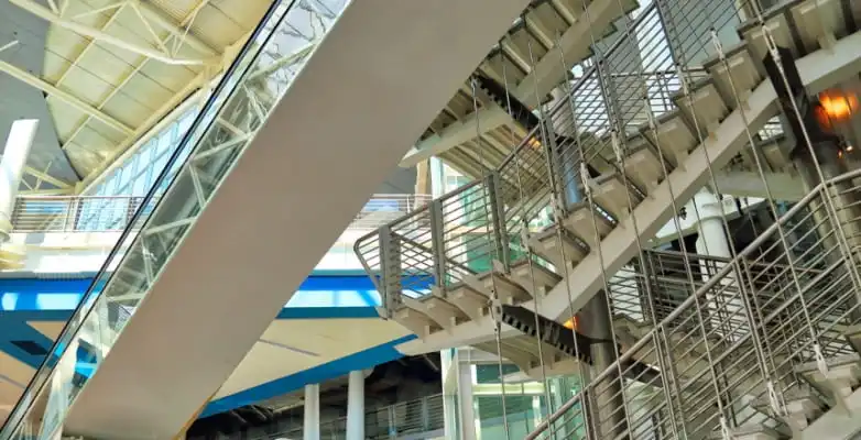 Terminal Gebäude innen am Flughafen Porto, Portugal