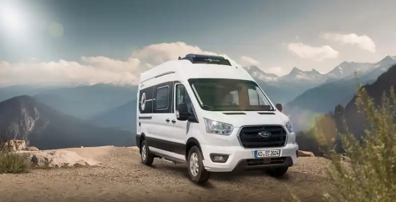 Campervan Ford600D vor Bergkulisse