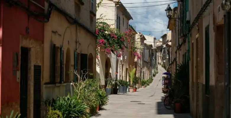 Gasse in der Altstadt von Alcúdia auf Mallorca