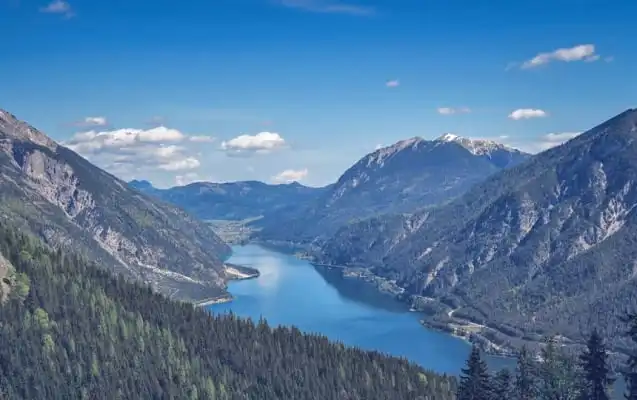 Am Bärenkopf in Österreich mit Blick auf das Tal