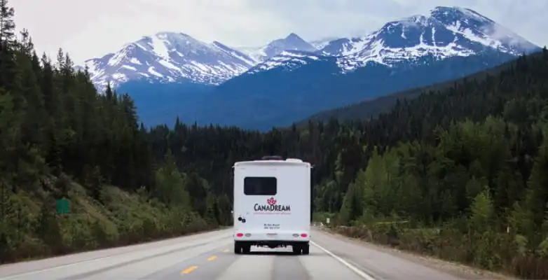 Wohnmobil auf Straße mit Bergpanorama in Kanada