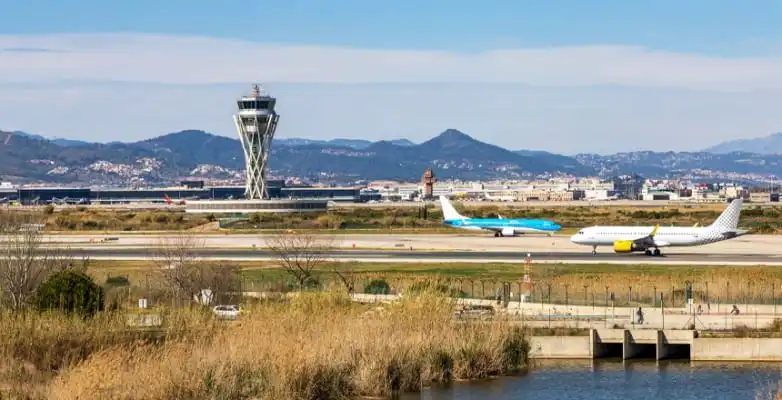 Blick auf den Flughafen von Barcelona mit Flugzeugen und Tower