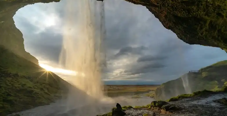 Hinter dem Wasserfall Skogafoss, Island